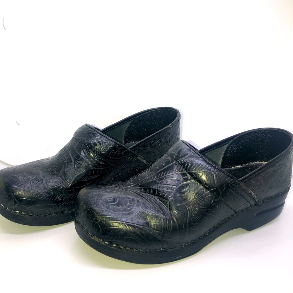 Dansko woman’s clog shoe size40 great condition. Easy slip on. Comfortable black
